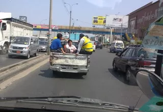 Inspector de Tránsito viaja peligrosamente en la tolva de una camioneta