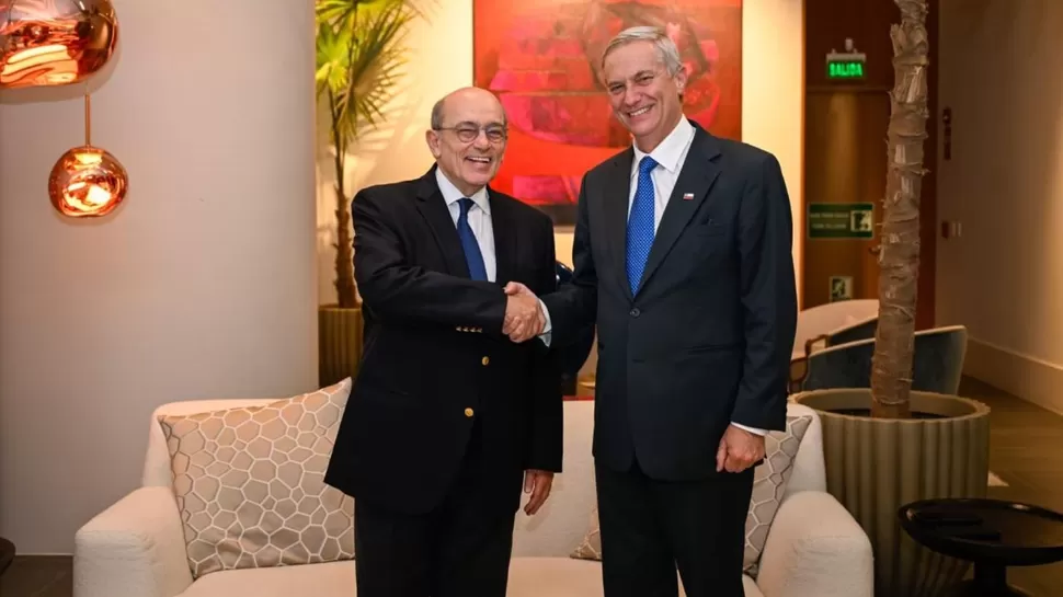 José Antonio Kast se reunió con Hugo de Zela durante escala en Lima ...