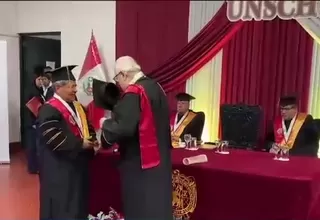 Julio Velarde es condecorado como Doctor Honoris Causa por la Universidad de Huamanga