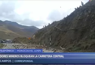 Junín: trabajadores mineros bloquean Carretera Central