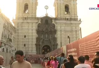 Fieles de San Judas Tadeo forman largas colas para ingresar a iglesia San Francisco 