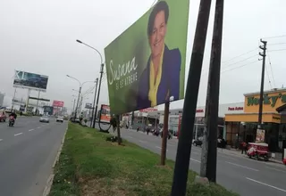 Letrero publicitario de la alcaldesa Villarán se encuentra mal instalado en la Av. La Marina