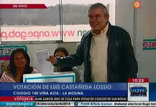 Luis Castañeda votó en La Molina acompañado por sus dos hijos