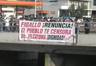 Manifestantes colgaron pancartas exigiendo la renuncia del ministro Figallo