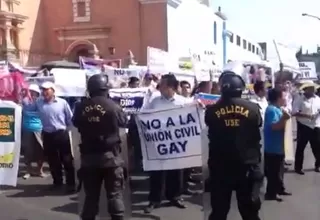 Manifestantes contra la Unión Civil realizan plantón frente al Congreso