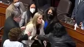 María del Carmen Alva pierde los papeles y tira del brazo a Isabel Cortez - Noticias de Nicolás Maduro