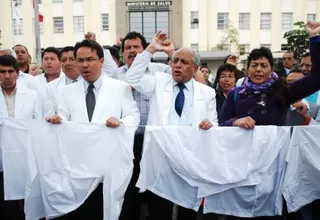 Médicos acatan paro nacional por incremento de sueldo