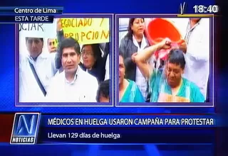 Médicos huelguistas usan la campaña de la cubeta de hielo para llamar la atención