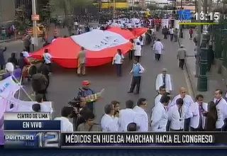 Médicos marchan hacia el Congreso a 100 días de huelga indefinida