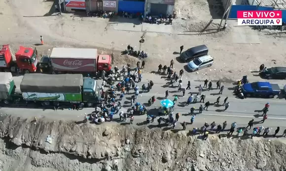 Mineros informales paralizan tramo en la Panamericana Sur | Canal N