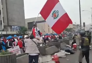 Mineros informales se enfrentan a la Policía frente al Congreso