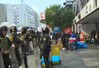 Contingente policial retira a mineros de la avenida Abancay