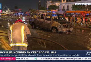Miniván se incendió y chofer fugó en el Cercado de Lima