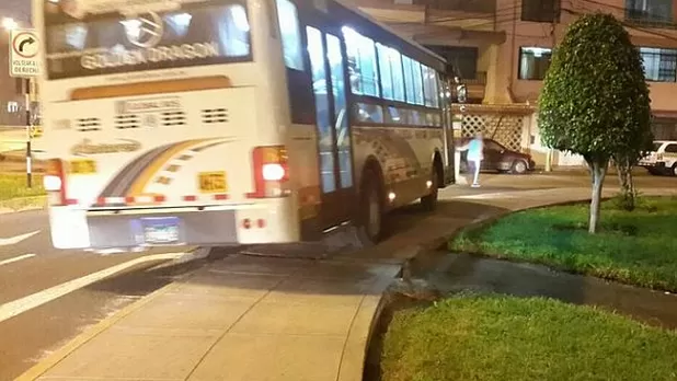 Mira cómo un bus se sube a la vereda de un parque en el Callao