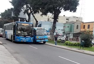 Mira cómo una cúster invade la vereda para pasar un bus en la Av. Arequipa