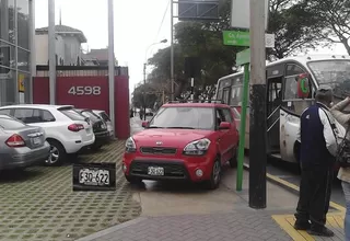 Mira cómo estacionaron un vehículo en medio de la vereda en San Isidro