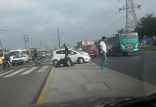 Mira cómo este auto circula por el crucero peatonal en San Martín de Porres