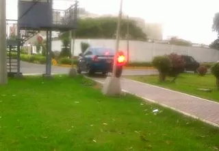 Mira cómo este auto circula por la vereda en La Molina