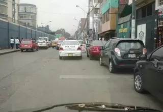 Mira cómo un patrullero se estacionó en doble fila