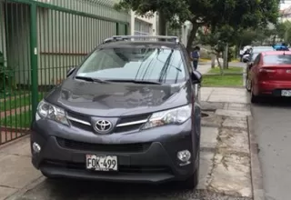 Miraflores: camioneta invade vereda en la calle Francia