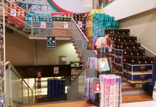 Miraflores: supermercado obstruye salidas de emergencia con panetones