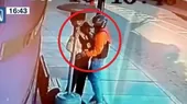 La Molina: Captan instante en el que delincuente arrebata arma al vigilante de un casino  - Noticias de casinos