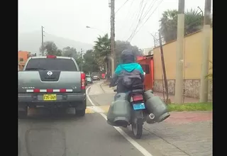 Motociclista traslada cuatro balones de gas en La Molina