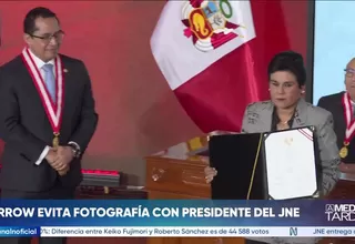Norma Yarrow evitó posar con el presidente del JNE en ceremonia