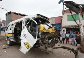 Los Olivos: 10 heridos tras choque de combi con poste de luz