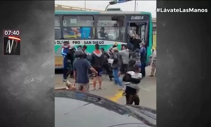Chofer de bus y cobradora se enfrentaron a vendedores extranjeros en ...