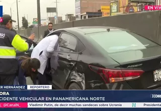 Mujer desmayada tras choque entre camión y auto en Panamericana Norte
