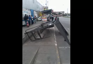 Paradero se encuentra derribado en cruce de las avenidas Universitaria y Colonial