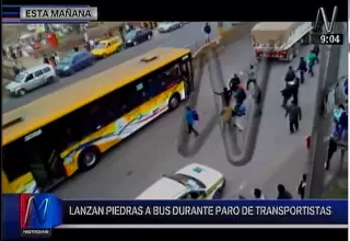 Paro de transportistas: sujetos lanzan piedras a bus con pasajeros