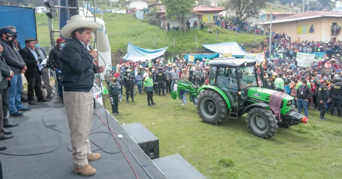 El presidente hizo entrega de maquinarias a organizaciones agrarias