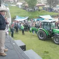 El presidente hizo entrega de maquinarias a organizaciones agrarias