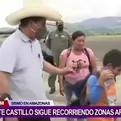 Pedro Castillo saluda a niño en Amazonas y le regala una botella de agua