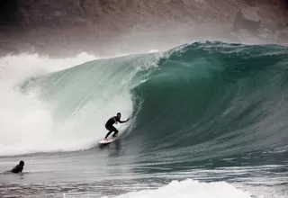 Surfistas aprovechan oleajes anómalos para realizar campeonato 