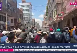 Phillip Butters es retirado por la Policía en medio de protestas