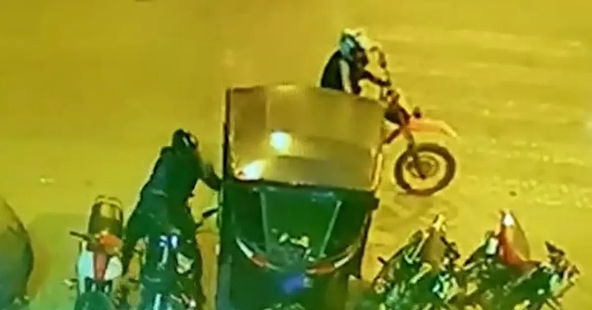 Piura: delincuentes roban moto estacionado en restaurante