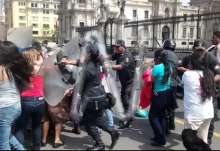 Policía detuvo a comerciantes que protestaron en la Plaza de Armas