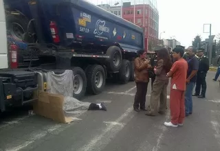 Policía murió atropellado por un trailer en la Plaza Unión