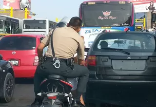 Policía viaja sin casco en una moto por Independencia