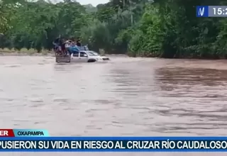 Ponen en riesgo sus vidas al cruzar un caudaloso río