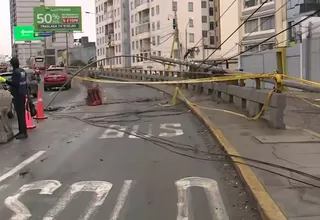 Poste caído en la avenida La Marina interrumpe tránsito