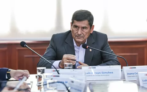 Premier Luis Arroyo ratifica la adquisición de aviones F-16