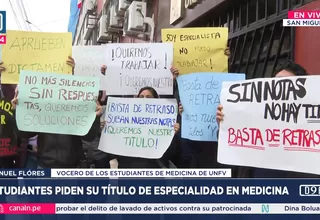 Protesta de médicos egresados de la Universidad Nacional Federico Villarreal por retraso en títulos de especialidad