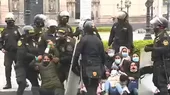Protesta de trabajadores municipales en Plaza de Armas - Noticias de protestas
