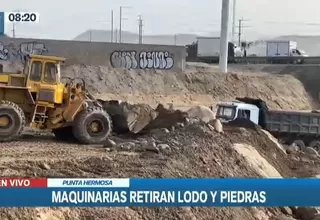 Punta Hermosa: Maquinaria pesada realiza el retiro de lodo y piedras tras huaico