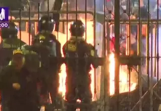 Quema de objetos en marcha y policía herido frente al Congreso