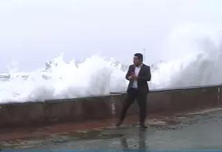 Reportero de Canal N se lleva gran susto en VIVO por fuerte oleaje en San Bartolo 